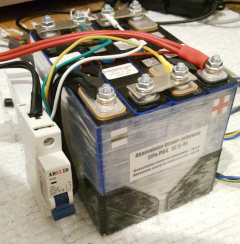 Przykładowy akumulator LiFePo4 z balanserem i rozłącznikiem nadprądowym